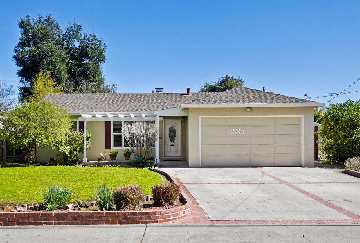 Primary Photo - Awesome Home Located in a quiet tree lined...