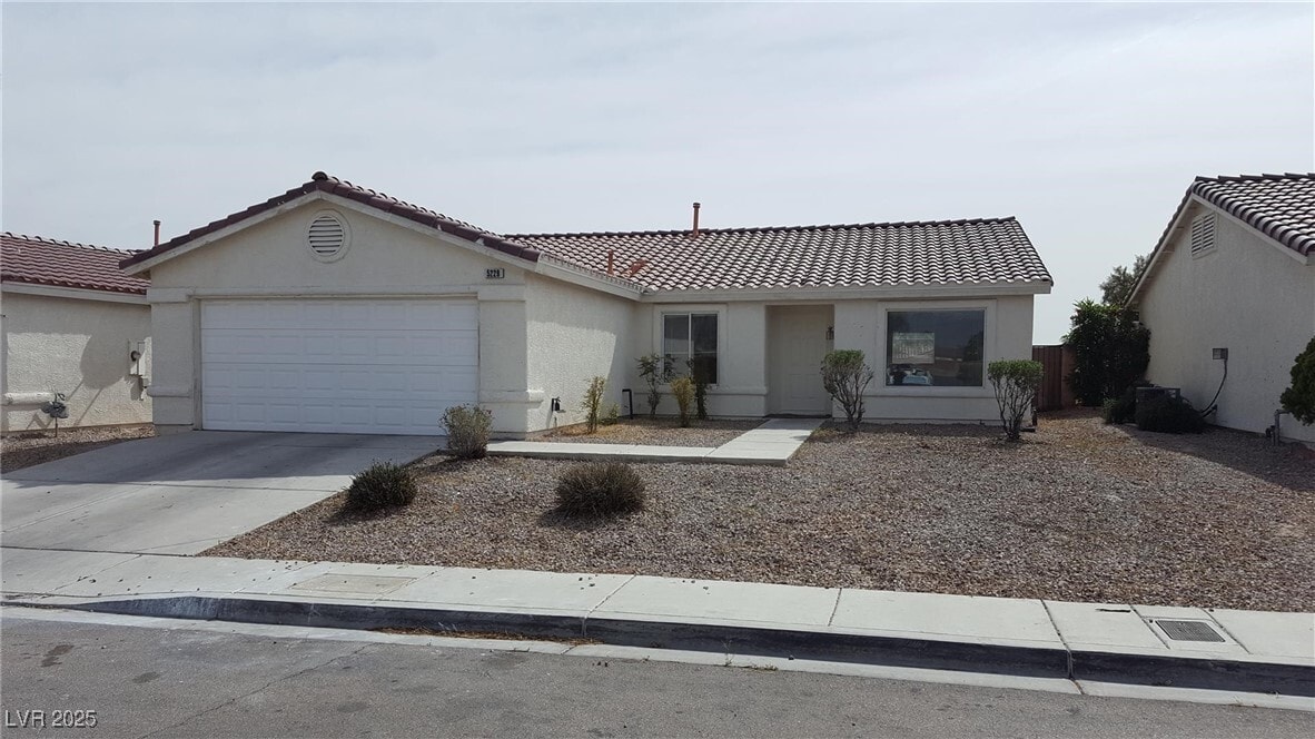 Foto principal - 5228 Shasta Daisy St
