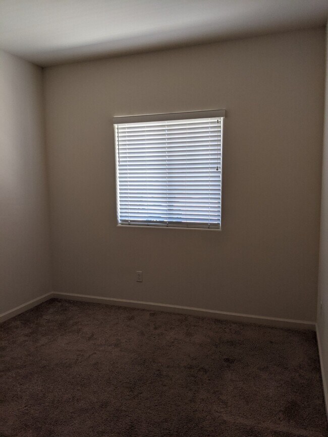 Foto del edificio - Large 6 Bedroom Home Coming Soon, 717 Phel...