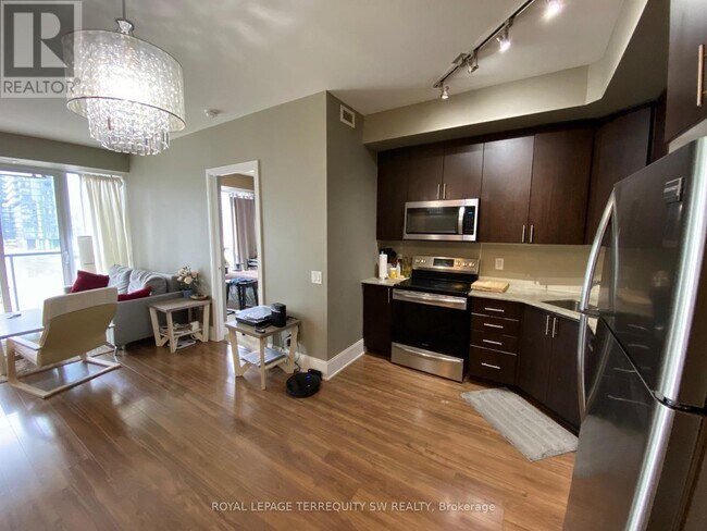 Photo du bâtiment - 560 Front St W