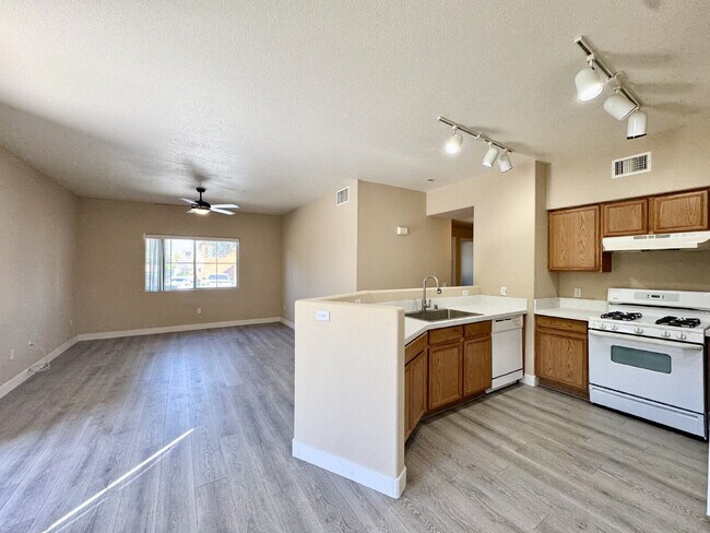 Foto del edificio - DOWNSTAIRS CONDO | GATED COMMUNITY | CENTENNIAL HILLS | UPDATED 3 BEDROOM