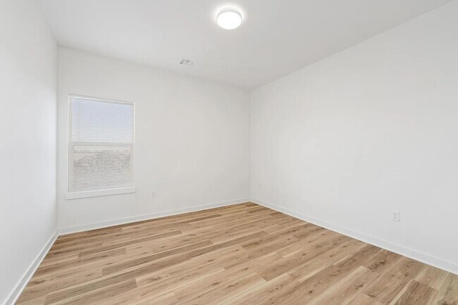 Foto del edificio - 3 Bedroom Townhome in Goddard! Coming April!