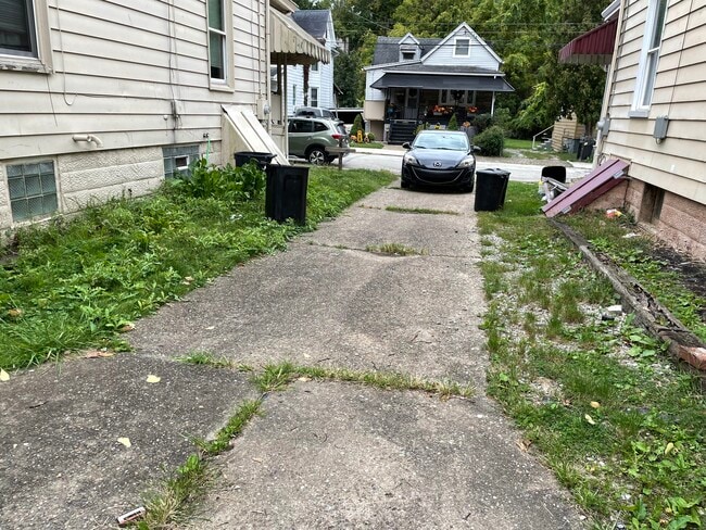 Shared driveway to rear garage - 415 Houston St