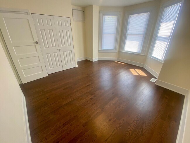 Building Photo - Newly Renovated 4BED 1.5BTH / Stainless Steel Appliances & Washer/Dryer Hookup!
