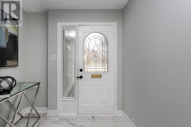 Building Photo - 92 Lillian Crescent