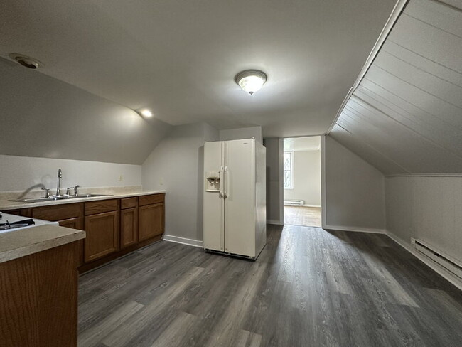 Building Photo - 2122 Elston St
