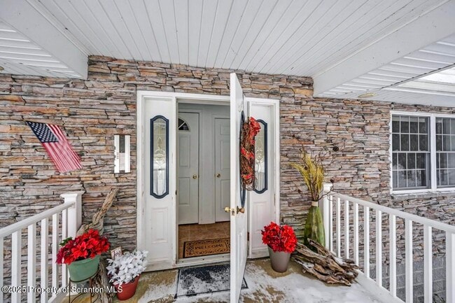 Building Photo - 28 Robin Ln