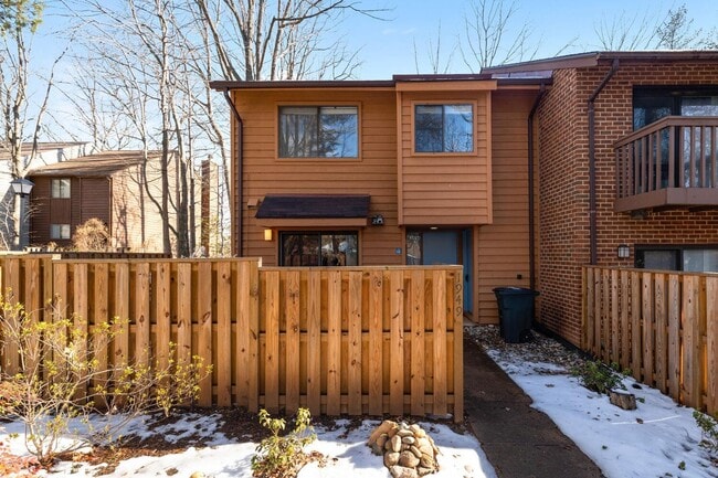 Building Photo - Updated 1800+ sq/ft 3 bdrm 2.5 bath end unit townhome