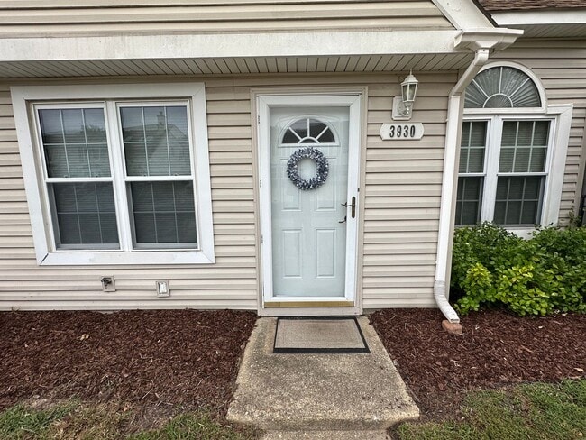 Building Photo - End Unit Townhouse for Rent