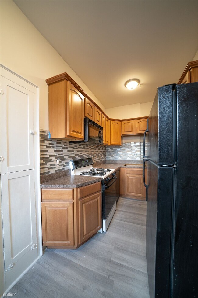 Foto del edificio - 1 br, 1 bath  - 249 Chestnut Hill Ave Apt 3A