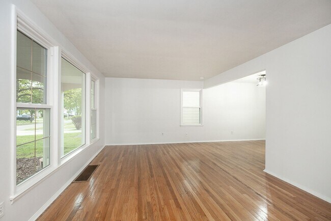 Building Photo - 3 Bed/1.5 Bath Single Family Home!