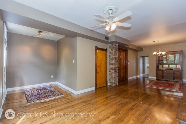 Building Photo - 828 W Buckingham Pl