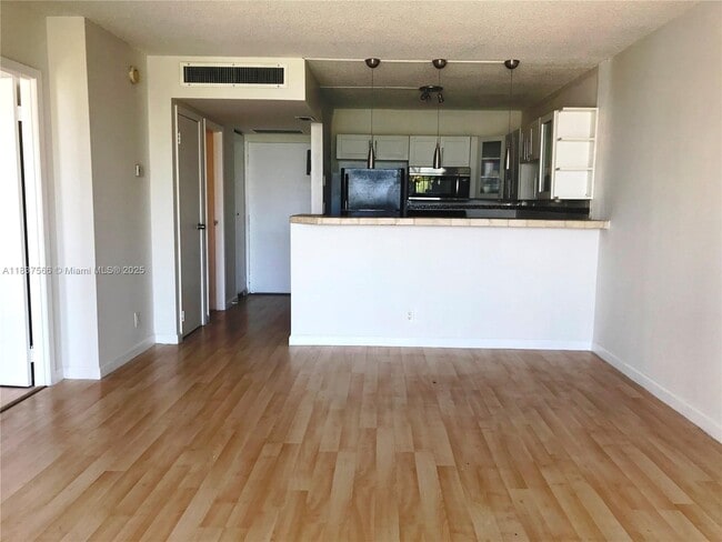 Building Photo - 3475 N Country Club Dr