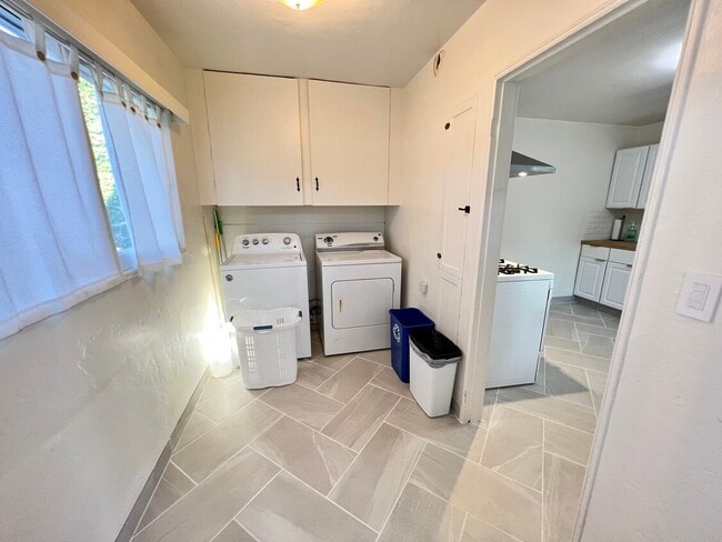 Laundry - 530 N Quarantina St