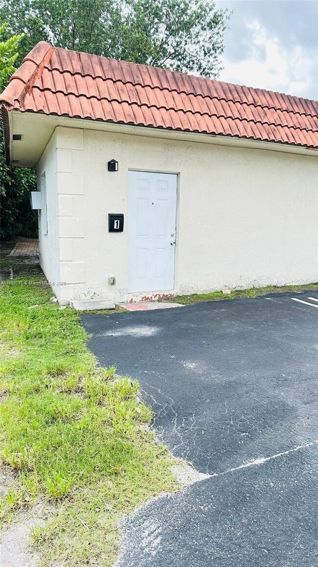 Building Photo - 640 SW 9th Ct