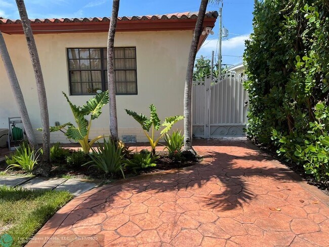 Foto del edificio - 445 NE 109th St