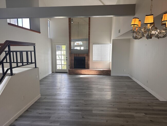 Building Photo - 4539 Villas Dr