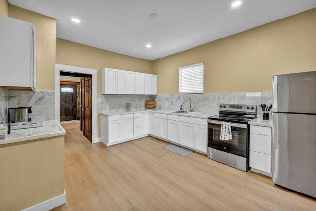 Foto del edificio - FULLY FURNISHED HISTORIC CHARMER BETWEEN UNR & DOWNTOWN – UTILITIES INCLUDED, MODERN UPGRADES, PR...
