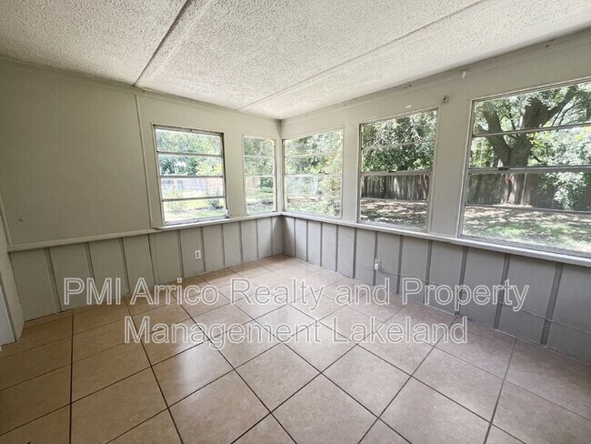 Foto del edificio - 829 W Carole St