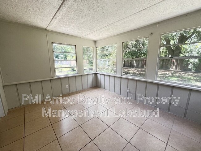 Building Photo - 829 W Carole St