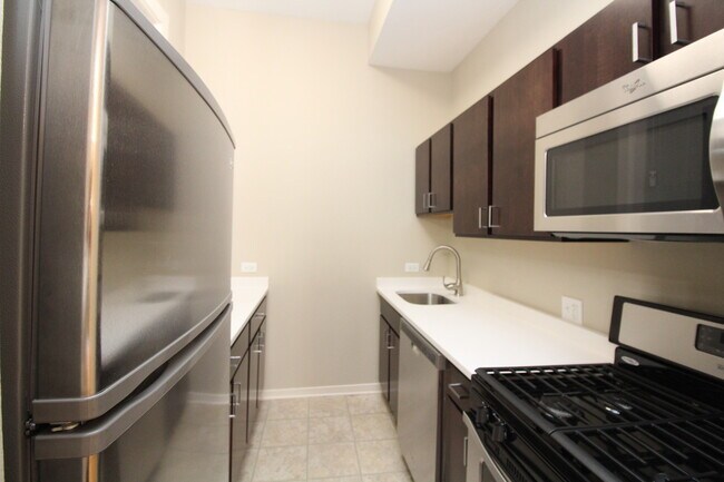 Building Photo - 418 W Belden Ave