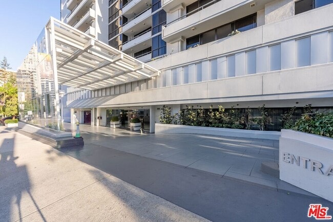 Building Photo - 10660 Wilshire Blvd