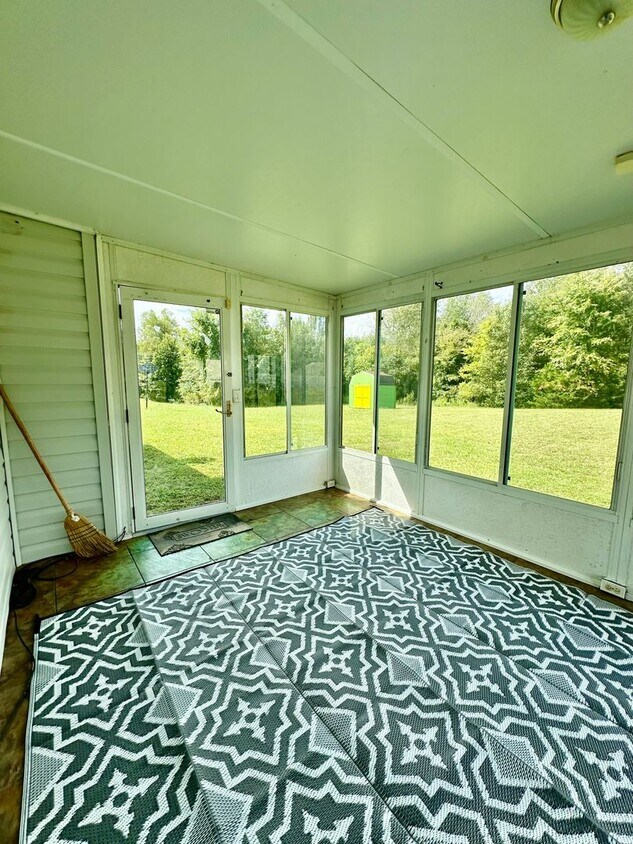 Primary Photo - Spacious 3 Bedroom House for Rent Near Air...