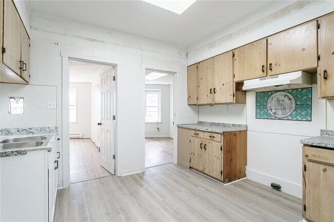 Building Photo - 85 Mapledale St