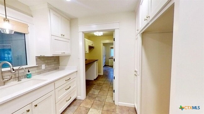 Building Photo - 805 Timber Dr