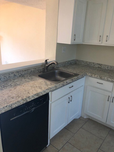 Building Photo - 3 bedroom condo by UNT