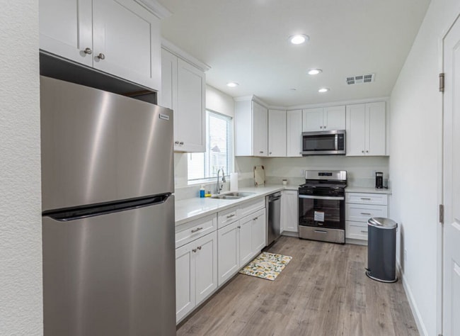Photo - 866 N Edgemont St Apartment