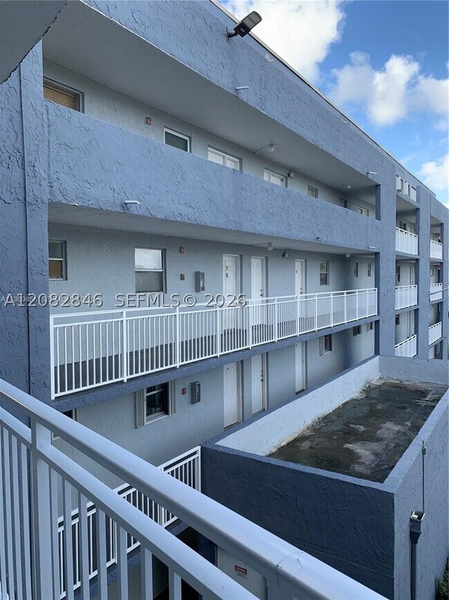 Building Photo - 9359 Fontainebleau Blvd