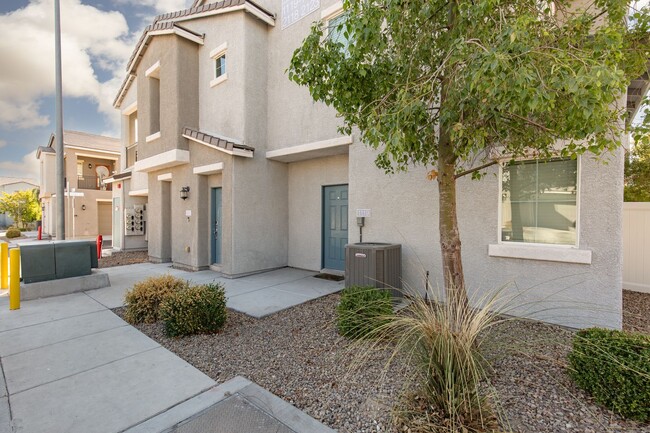 Building Photo - Gorgeous 3 bedroom with a loft Townhome