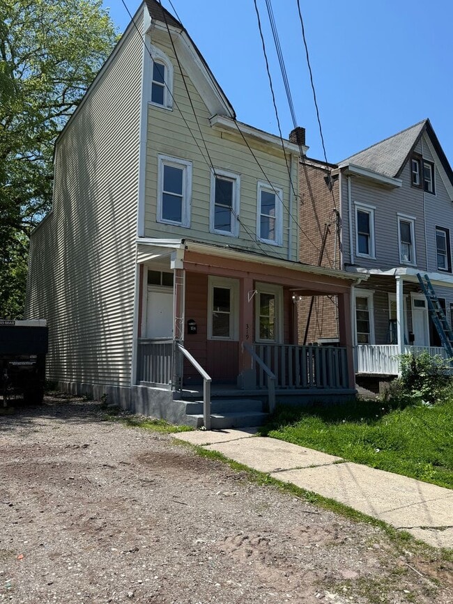 Building Photo - Large Victorian Style House