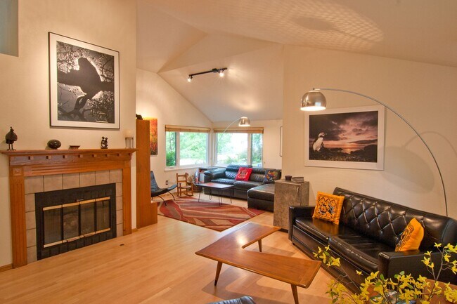 Foto del edificio - Comfy, 3 Bedroom Modern Home with Solar Power and Lots of Open Living Areas