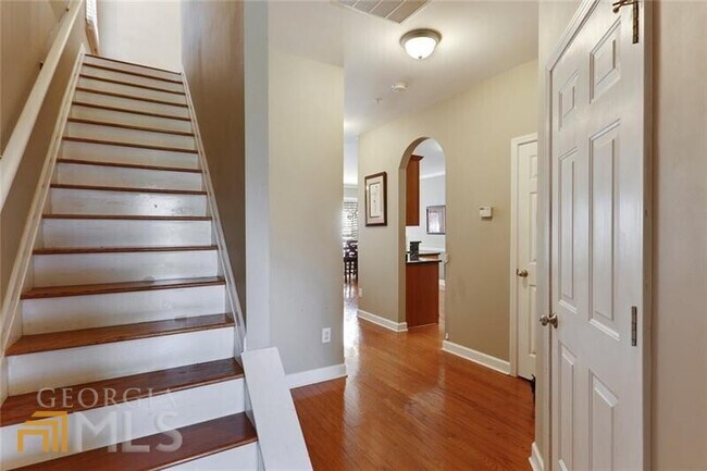 Foto del edificio - 702 Surrey Park Pl SE