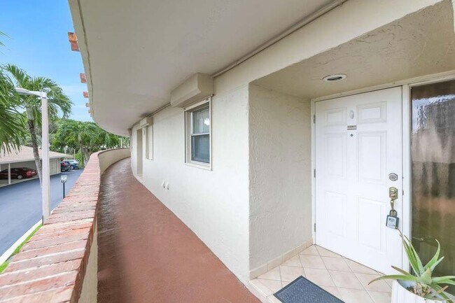 Building Photo - 1537 E Hillsboro Blvd