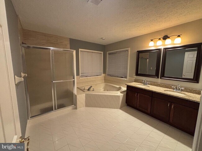 Foto del edificio - 9238 Crescent Ln