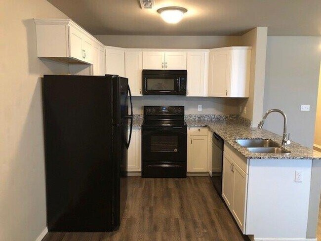 Building Photo - Welcome to this charming 3 bedroom, 2.5 bathroom home located in the desirable Bentonville, AR area