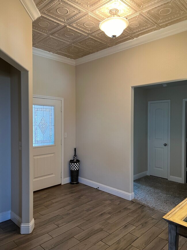 Building Photo - 10301 Valencia Ave