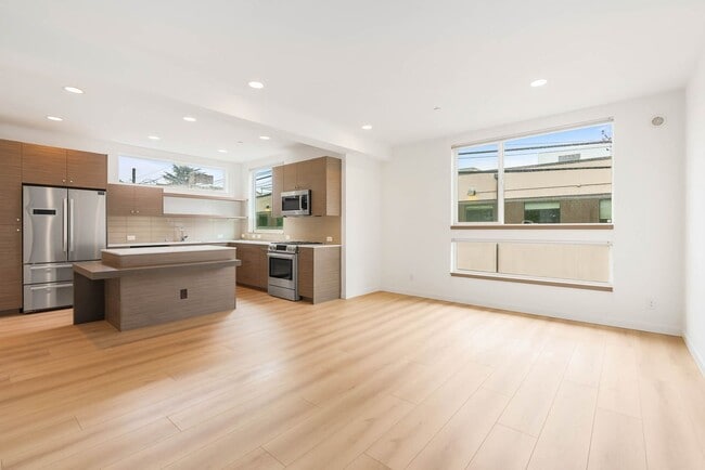 Building Photo - 113 17th Ave E