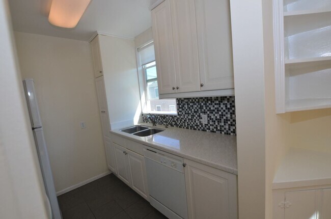 Building Photo - 2 Bedroom/1 Bath Unfurnished Back house 2n...
