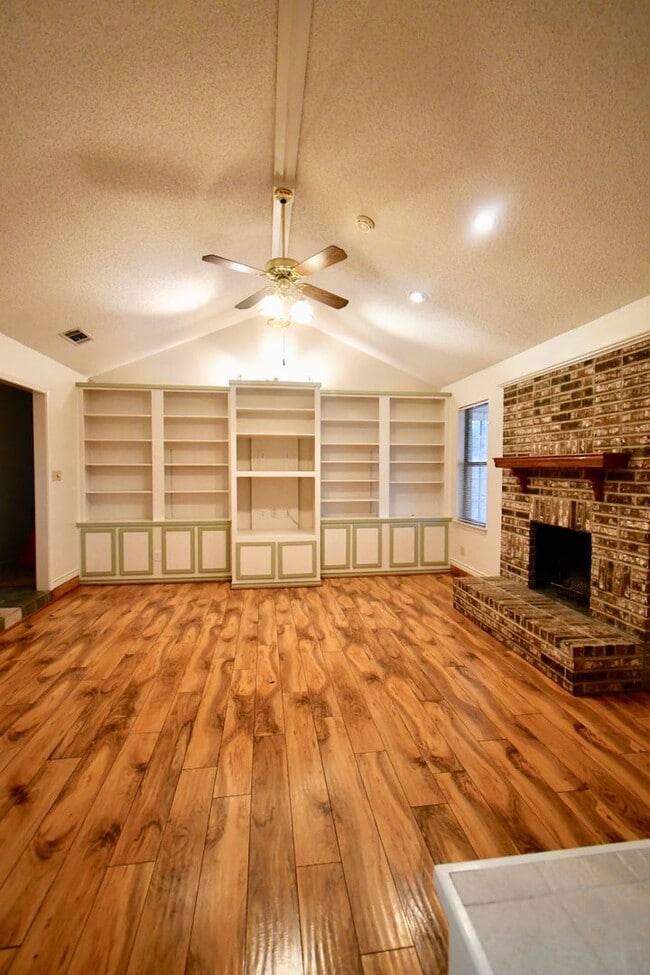 Building Photo - Inviting 3 Bedroom 2.5 Bathroom Home in Ha...