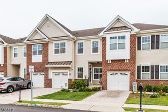 Building Photo - 4 Shadowlawn Dr