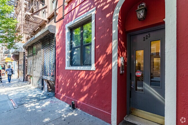 Entrada - 223 Sullivan St