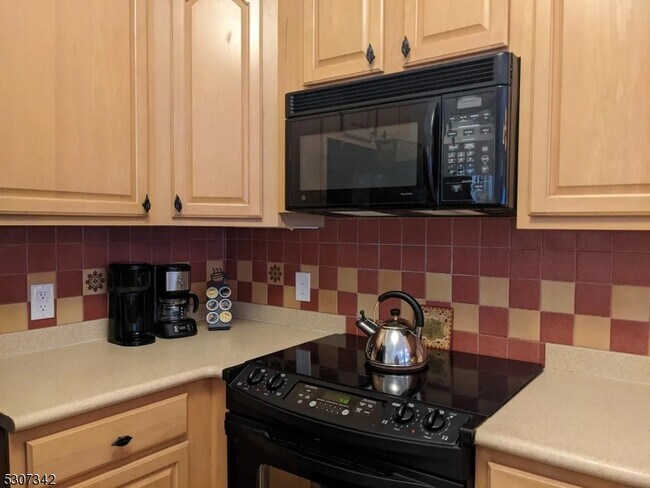 Foto del edificio - 3-13 Maple Cres