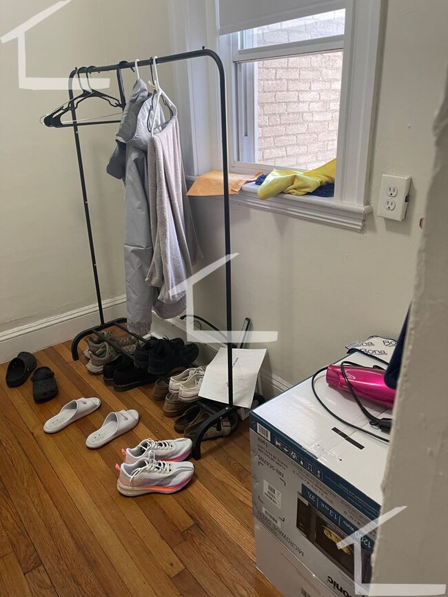 Building Photo - Clean and Spacious Studio Hardwood, Bay wi...