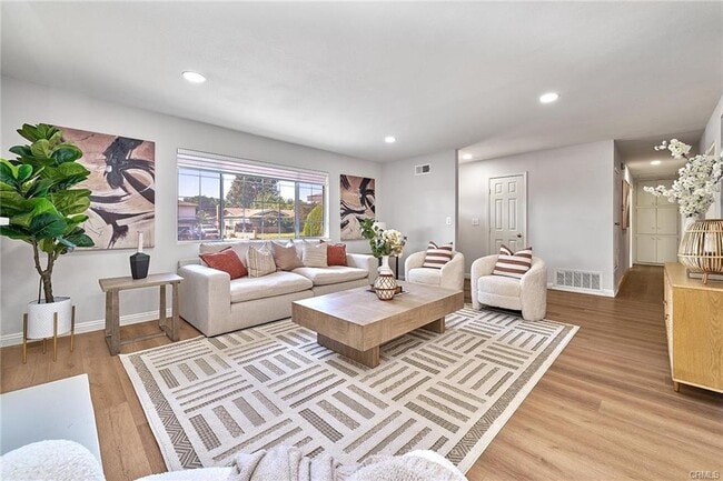 Foto del edificio - 750 N Northcape Ave