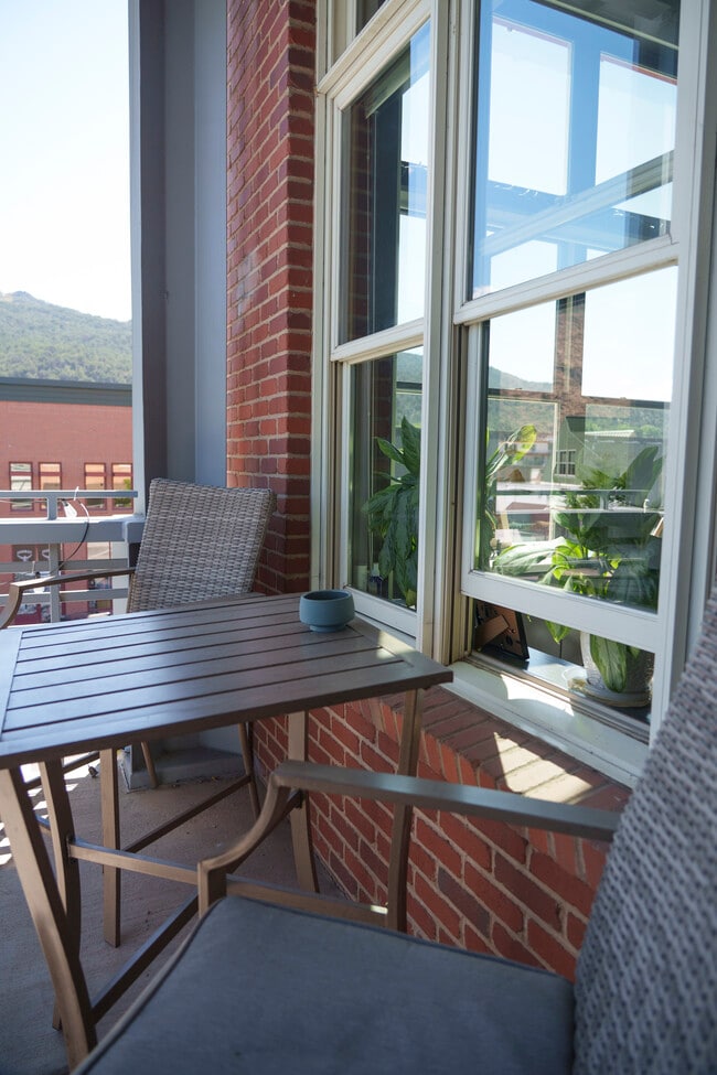 Building Photo - 231 Robinson St