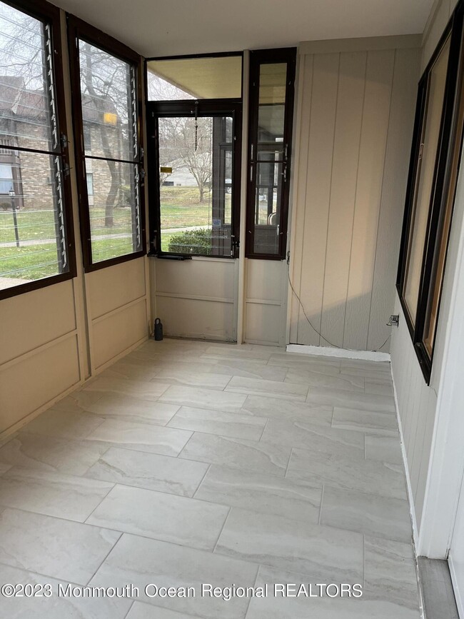 Building Photo - 136 Amberly Dr